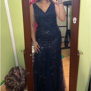 selling this prom dress i never wore. very pretty dress. size 8.